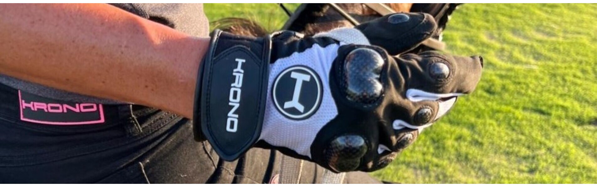 https://www.kronopolo.fr/image/cache/catalog/BLOG%20PHOTOS/carbon%20polo%20gloves-1903x596.jpg