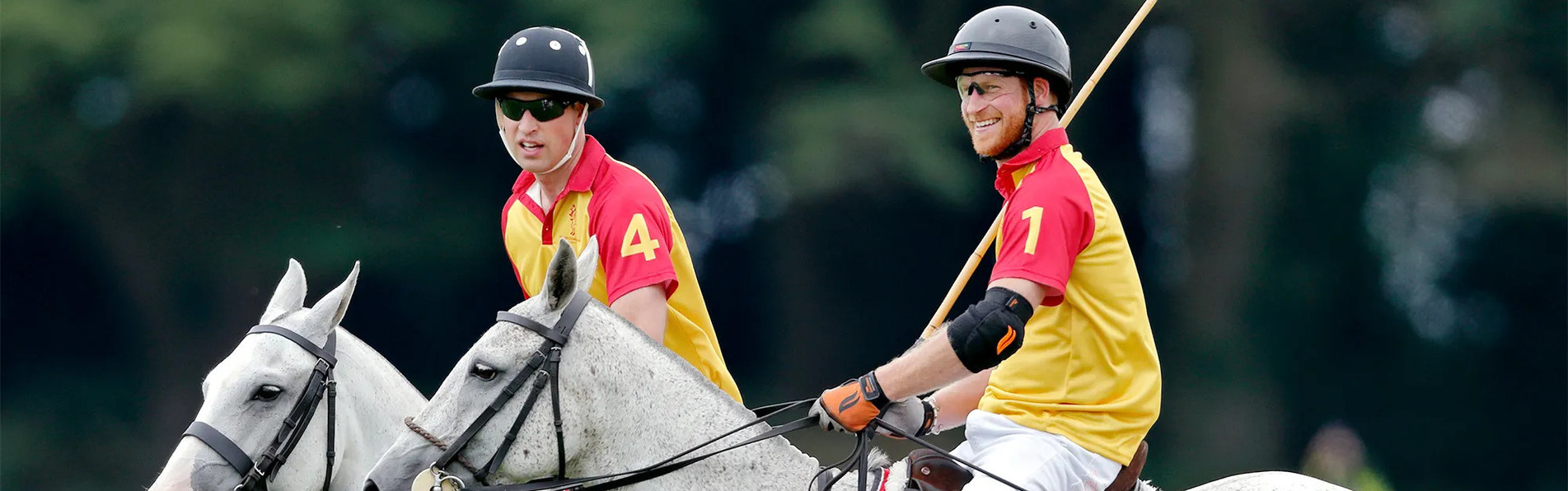 https://www.kronopolo.fr/image/cache/catalog/Blog%20Banners/prince%20harry%20and%20prince%20william%20playing%20polo-1903x596.jpg